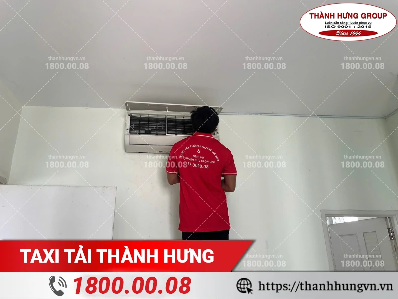 Nhân viên Thành Hưng đang tháo dỡ máy lạnh