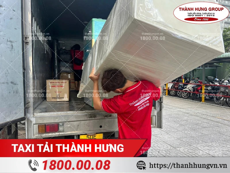 Nhân viên Thành Hưng khuân vác tủ đồ cỡ lớn lên xe tải