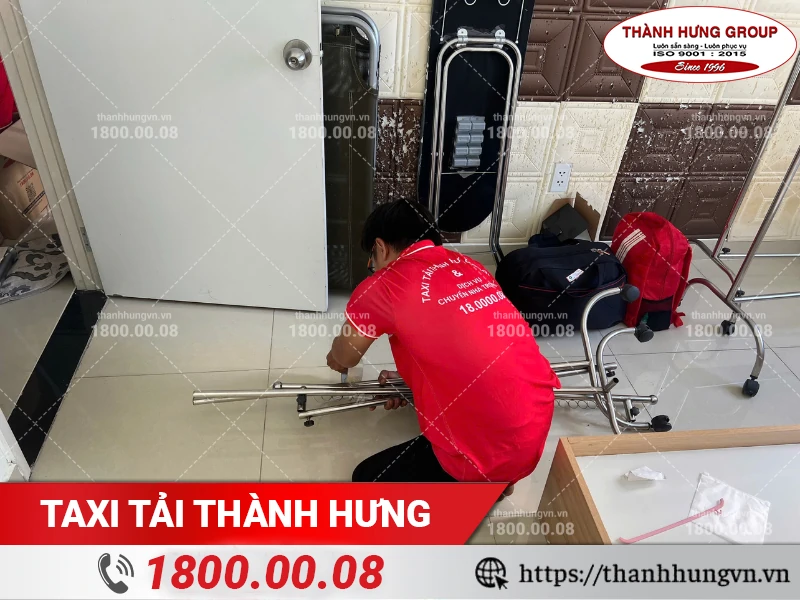 Nhân viên Thành Hưng đang đóng gói sào phơi đồ