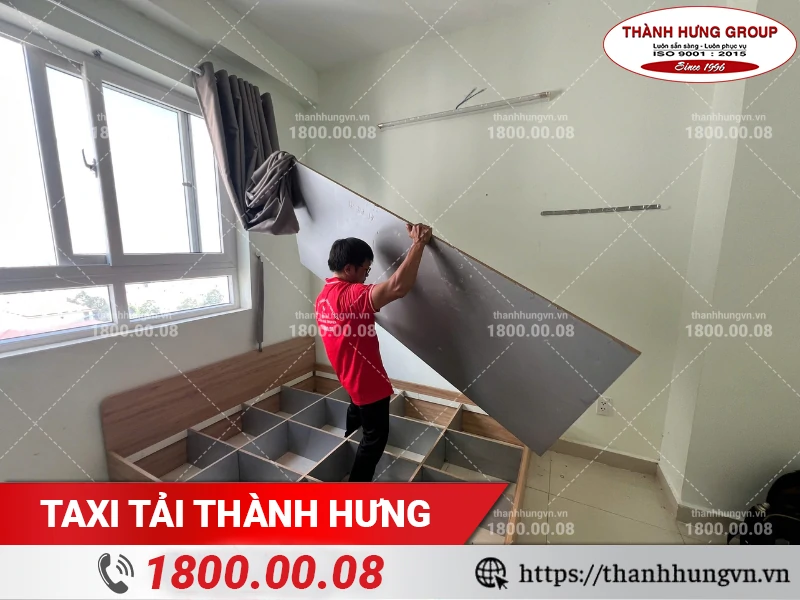Nhân viên Thành Hưng tháo dỡ kệ đồ