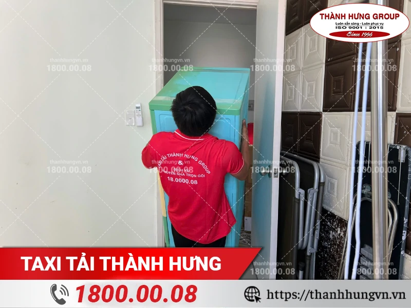 Nhân viên Thành Hưng bốc xếp tủ quần áo ra điểm tập kết