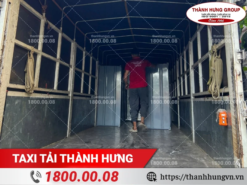 Nhân viên Thành Hưng sắp xếp đồ trong xe