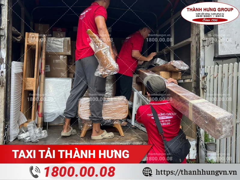 Nhân viên Thành Hưng khuân vác thanh gỗ lên xe tải