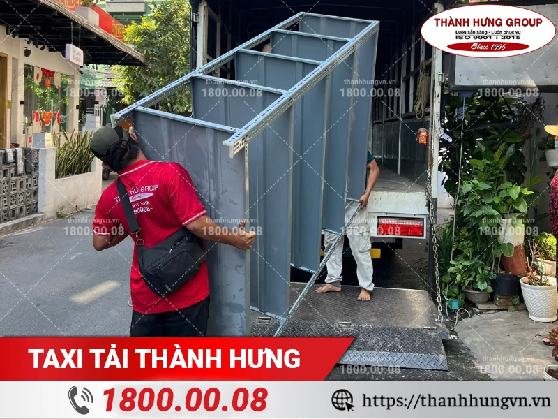 Nhân viên Thành Hưng vận chuyển kệ sắt lên xe