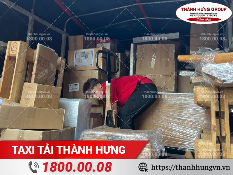 Nhân viên Thành Hưng sắp xếp đồ nội thất