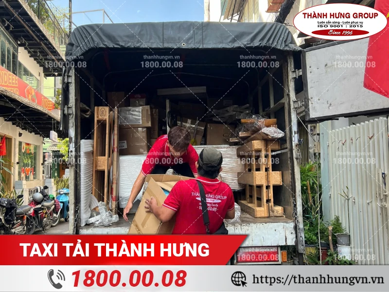 Nhân viên Thành Hưng bốc xếp thùng đồ lên xe