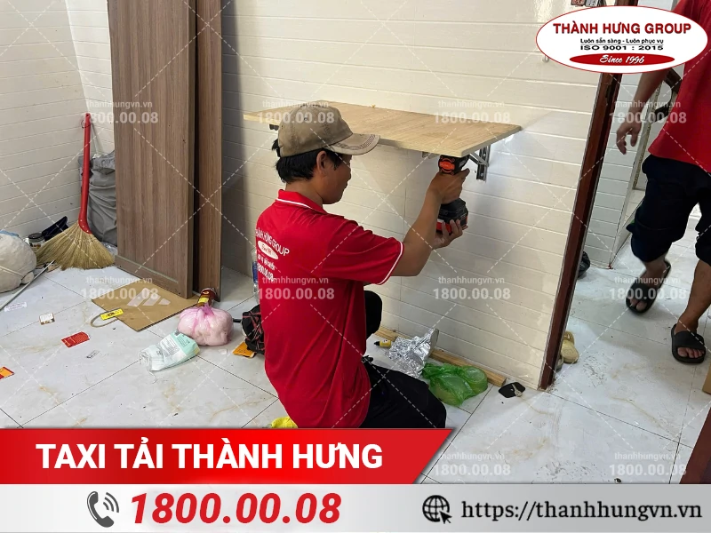Nhân viên Thành Hưng tháo dỡ giá đỡ bằng khoan chuyên dụng