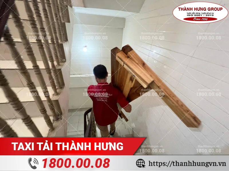 Nhân viên Thành Hưng chuyển đầu giường xuống tầng dưới