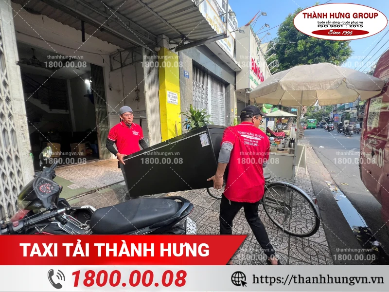 Nhân viên Thành Hưng bốc xếp tủ lạnh ra xe tải