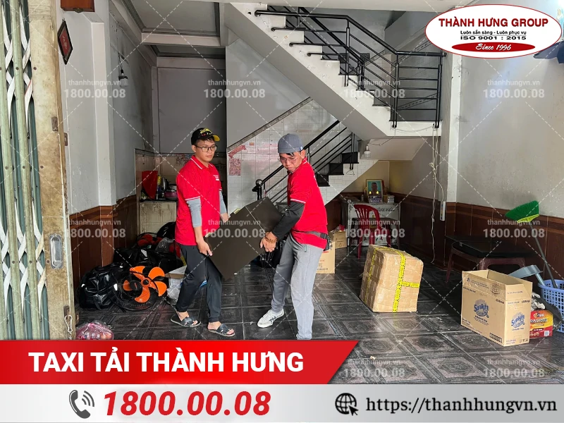Nhân viên Thành Hưng bốc xếp két sắt