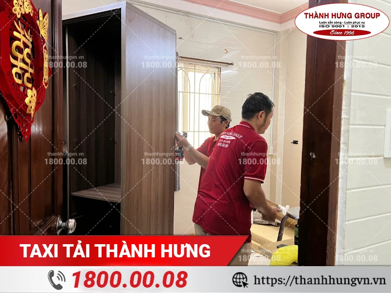 Nhân viên Thành Hưng tháo dỡ tủ đồ