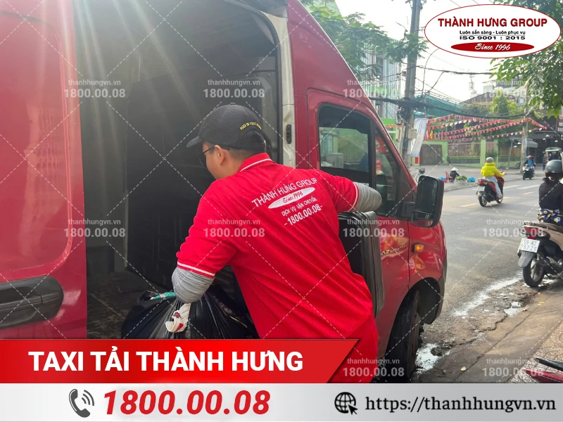 Nhân viên Thành Hưng bốc xếp đồ đã đóng gói lên xe