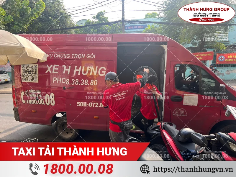 Nhân viên Thành Hưng bốc xếp quạt ra xe