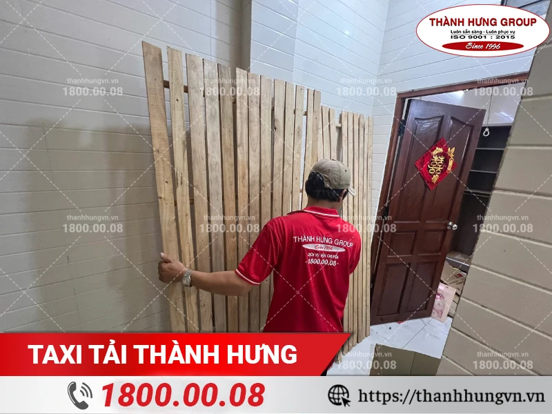 Nhân viên Thành Hưng di chuyển vạt giường