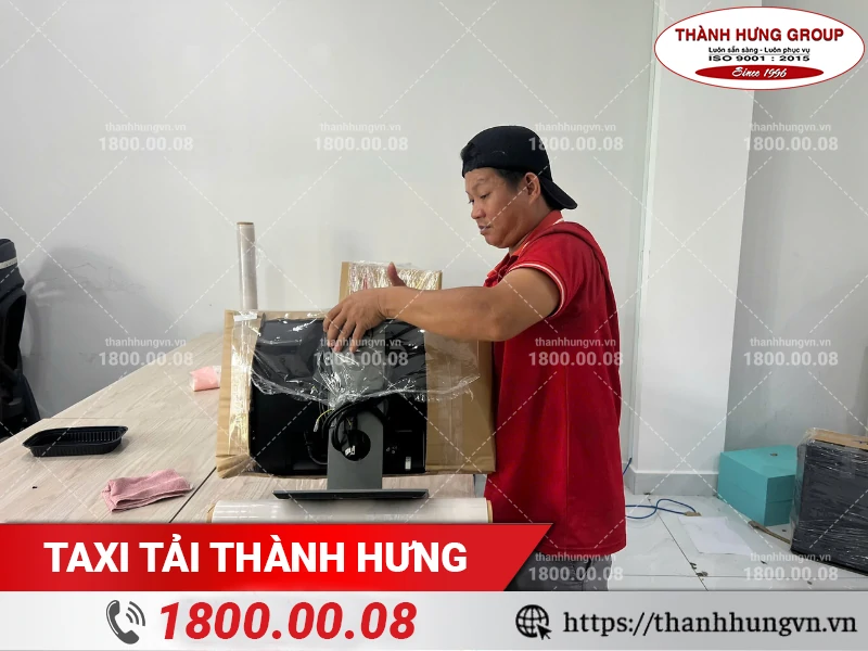 Nhân viên Thành Hưng bọc lót màn hình máy tính bằng vật tư chuyên dụng