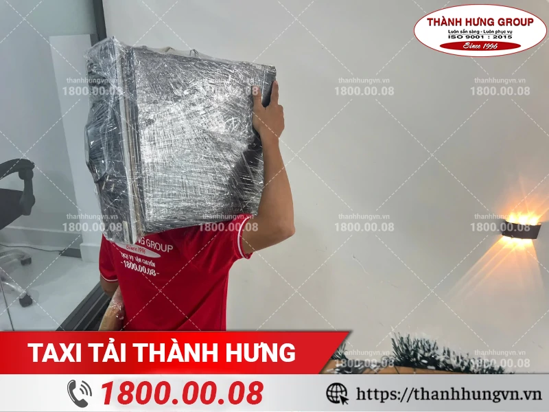Nhân viên Thành Hưng chuyển đồ đã đóng gói xuống sảnh