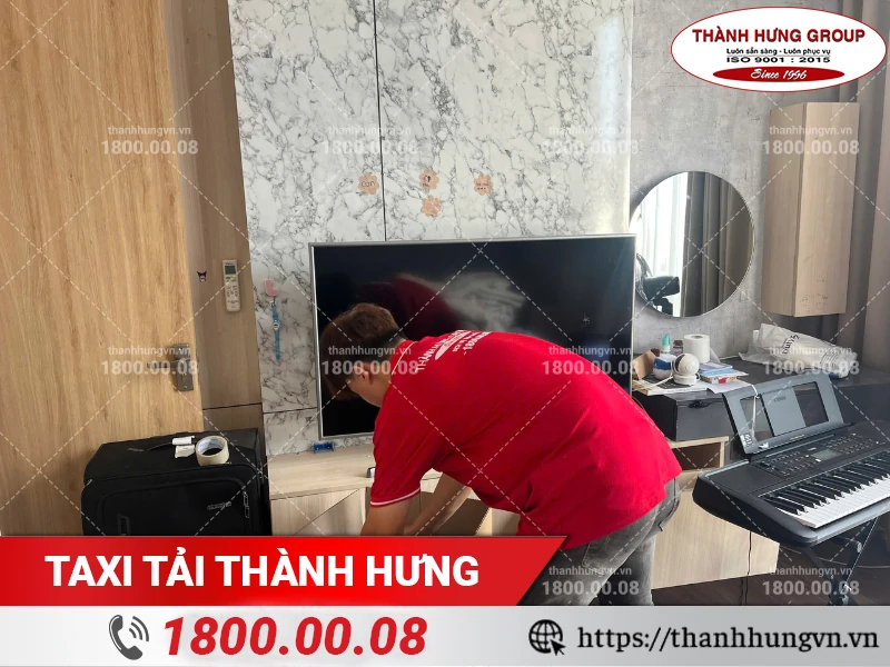 Nhân viên Thành Hưng đóng gói đồ phòng khách