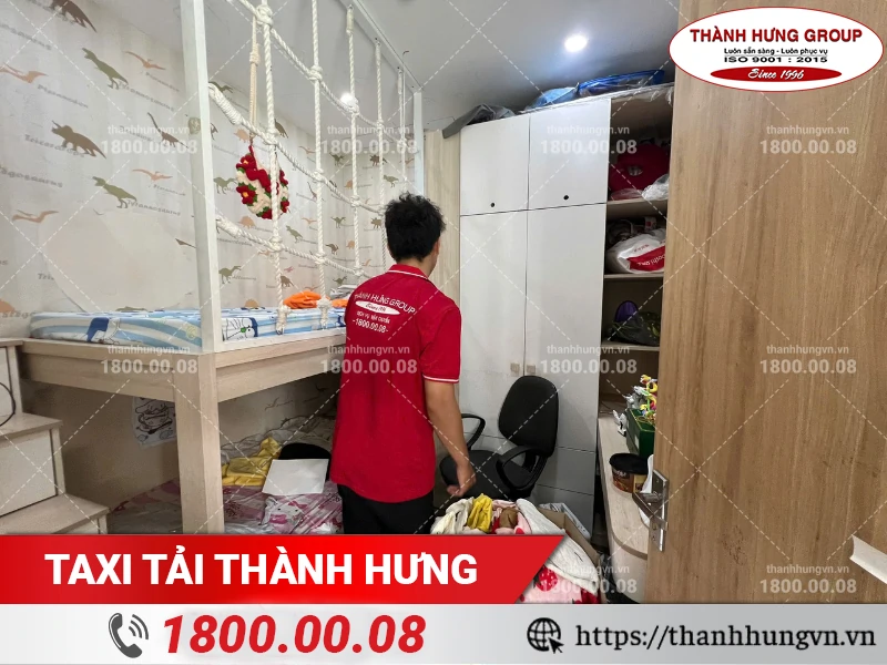 Nhân viên Thành Hưng đóng gói đồ phòng ngủ