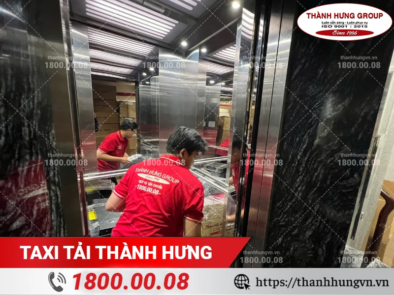 Nhân viên Thành Hưng chuyển đồ đạc vào nơi ở mới