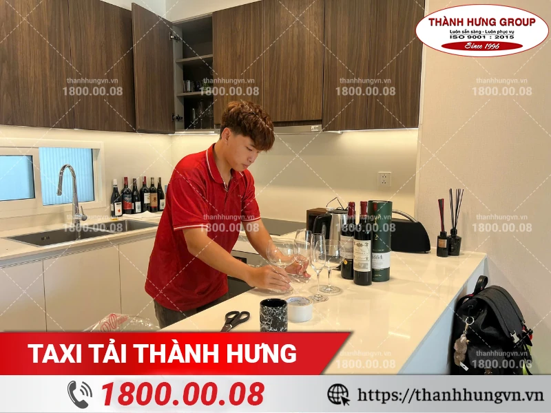 Nhân viên Thành Hưng bọc lót ly rượu
