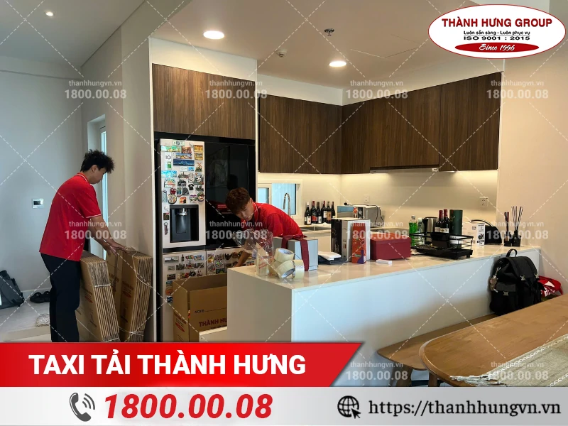 Nhân viên Thành Hưng đang đóng gói đồ dùng nhà bếp