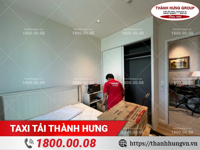 Nhân viên Thành Hưng đóng gói đồ phòng ngủ