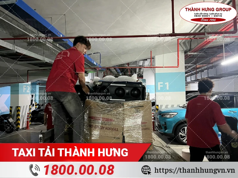 Nhân viên Thành Hưng chất đồ lên xe trung chuyển