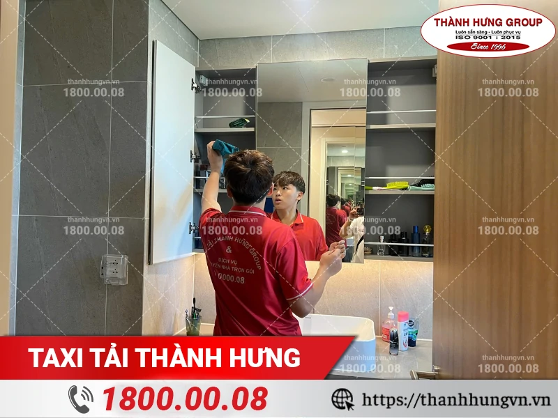 Nhân viên Thành Hưng dọn dẹp và đóng gói đồ nhà tắm