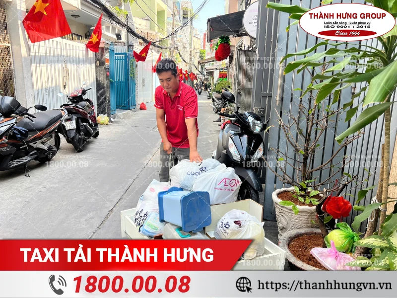 Nhân viên Thành Hưng chuyển đồ ra xe bằng xe kéo