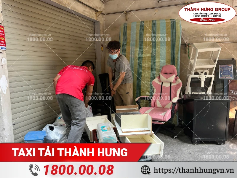 Nhân viên Thành Hưng chất đồ lên xe kéo
