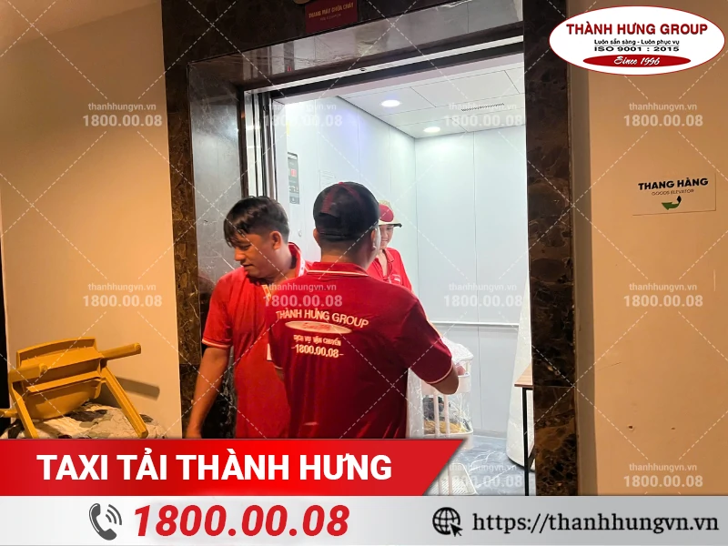 Nhân viên Thành Hưng di chuyển đồ từ thang máy ra điểm tập kết
