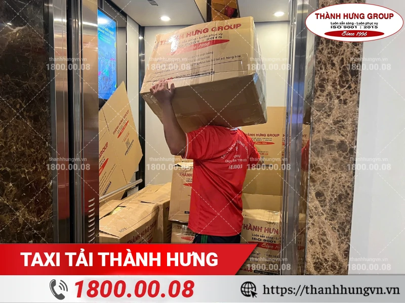 Nhân viên Thành Hưng bốc xếp thùng đồ vào thang máy