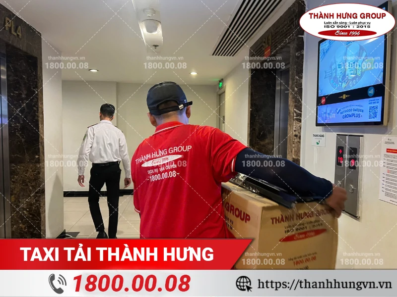 Nhân viên Thành Hưng chuyển đồ ra thang máy