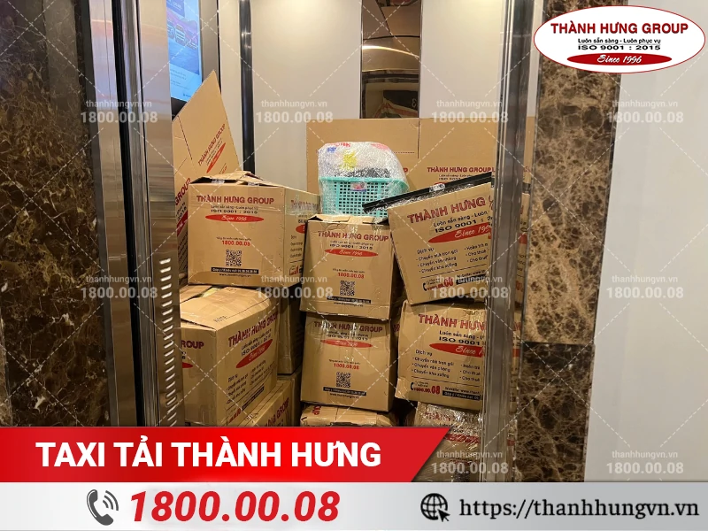 Các thùng đồ được xếp gọn trong thang máy