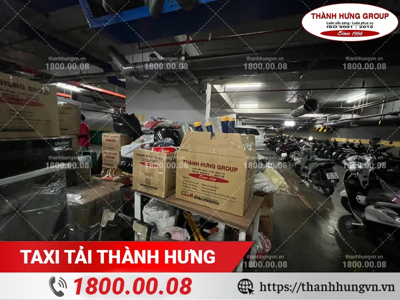 Đồ đạc được tập kết lại dưới hầm và bốc xếp lên xe trung chuyển