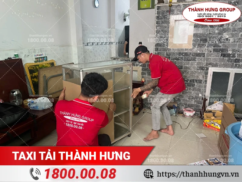 Nhân viên Thành Hưng bọc lót tủ kính bằng thùng carton