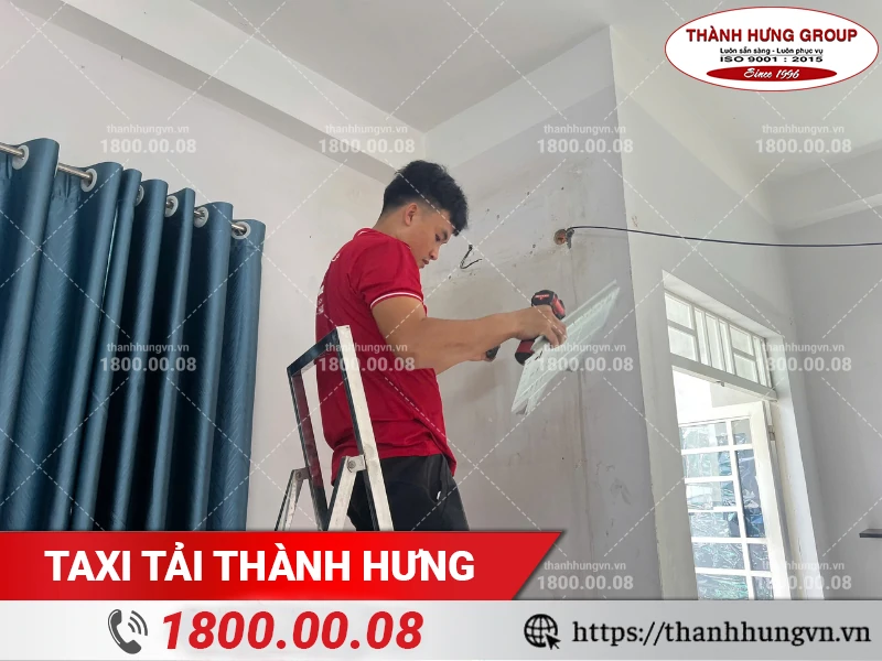 Nhân viên Thành Hưng tháo dỡ đồ trang trí trên tường