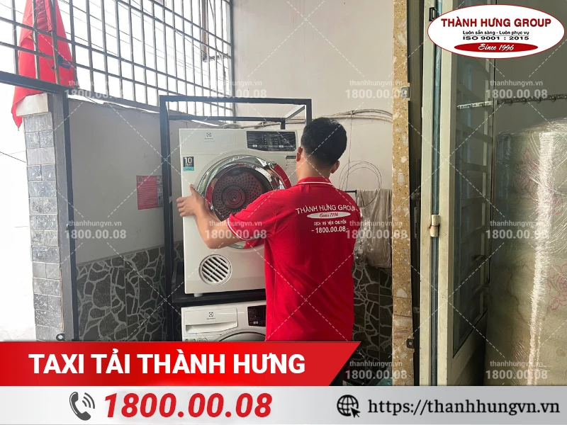 Nhân viên Thành Hưng tháo dỡ máy giặt