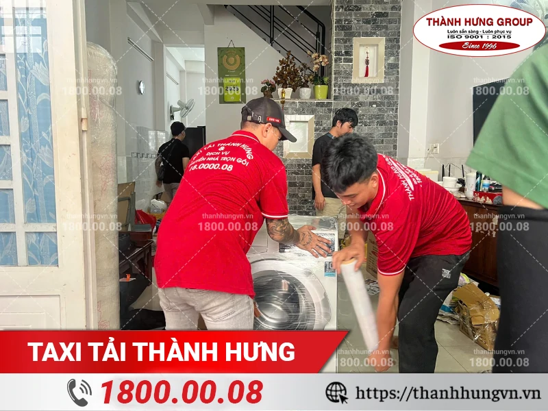 Nhân viên Thành Hưng bọc lót máy giặt