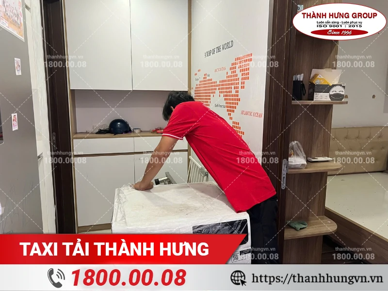 Nhân viên Thành Hưng bọc lót máy giặt bằng màng PE