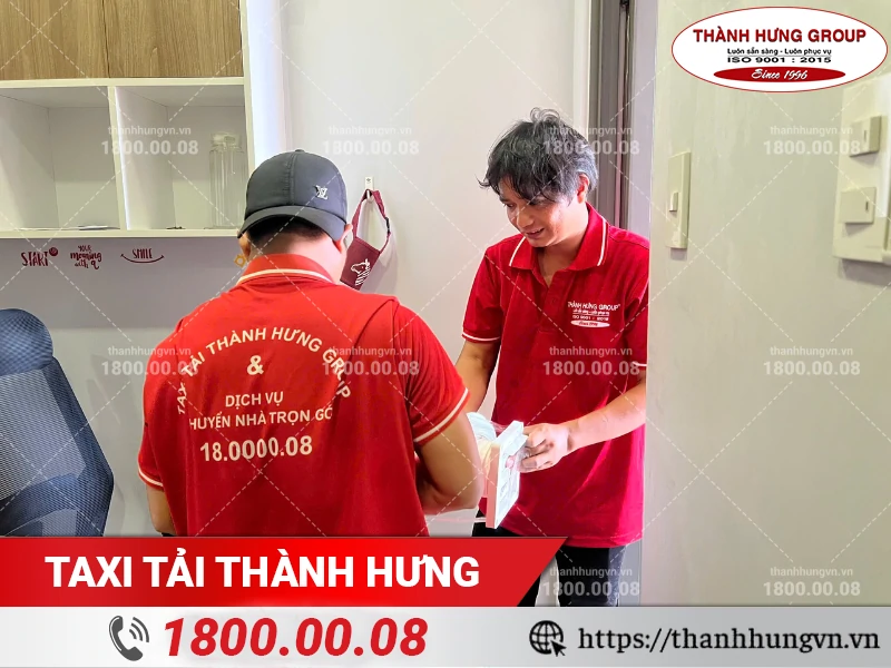 Nhân viên Thành Hưng bọc lót ống dẫn nước