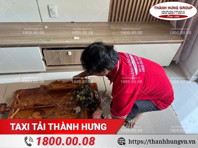 Nhân viên Thành Hưng bọc lót tượng gỗ bằng thùng carton