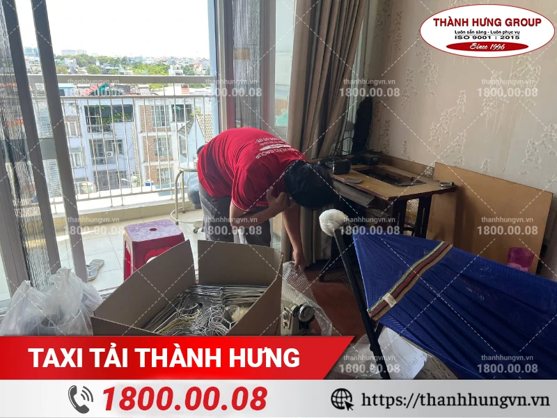 Nhân viên Thành Hưng bọc lót máy may bằng màng xốp hơi
