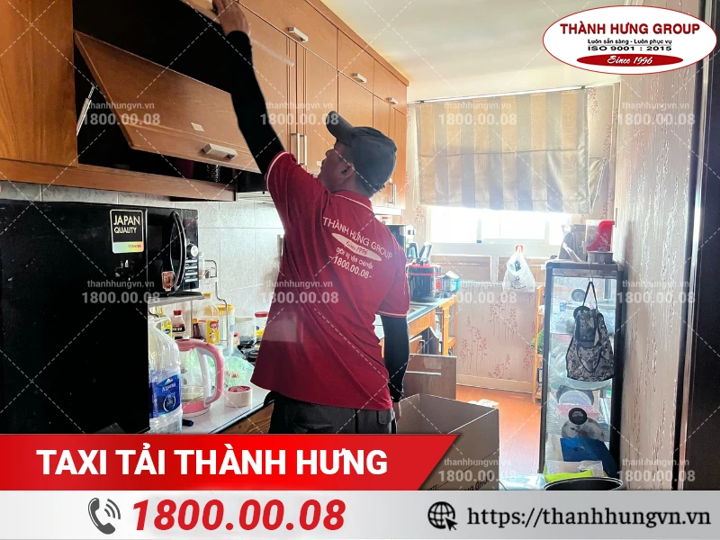 Nhân viên Thành Hưng đóng gói đồ nhà bếp