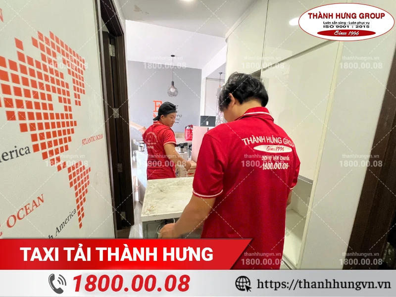 Nhân viên Thành Hưng đóng gói đồ điện lạnh