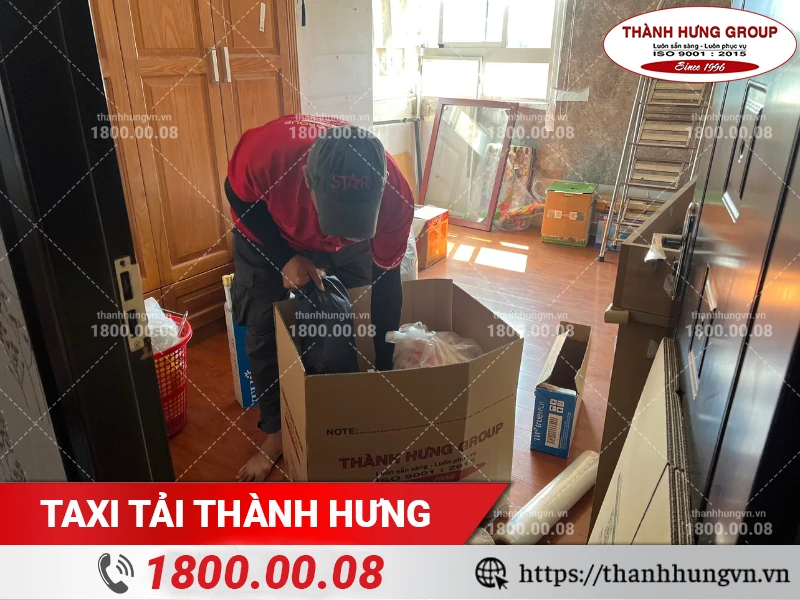 Nhân viên Thành Hưng đóng gói đồ phòng ngủ