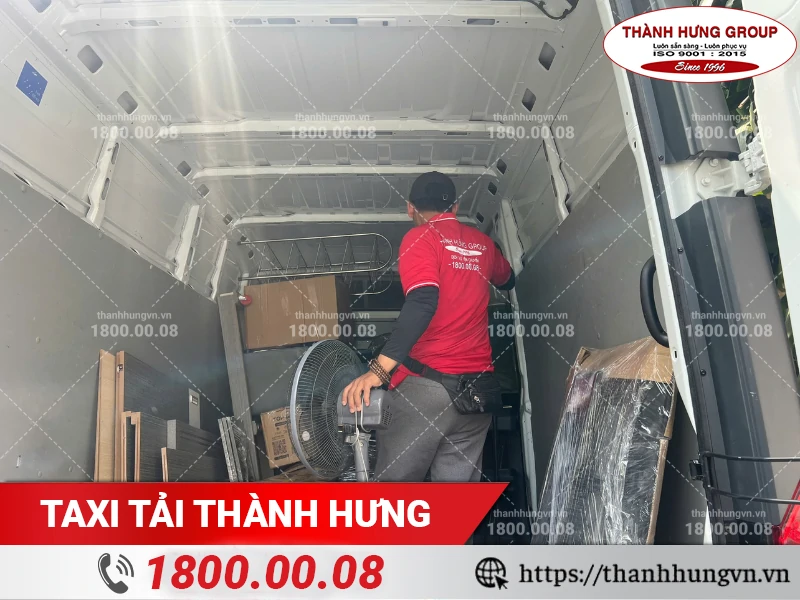 Nhân viên Thành Hưng sắp xếp đồ đạc trong xe