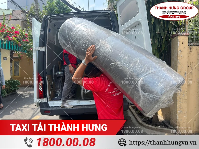 Nhân viên Thành Hưng bốc xếp nệm