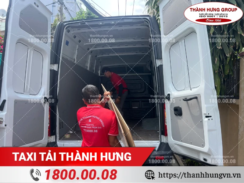 Nhân viên Thành Hưng bốc xếp tấm ván gỗ lên xe