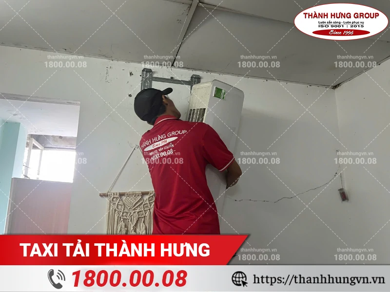 Nhân viên Thành Hưng tháo dỡ máy lạnh